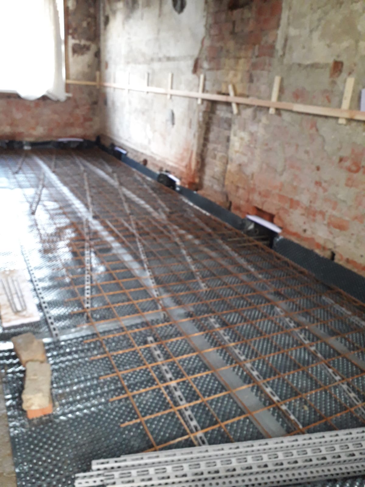 Zwarte noppenfolie voor werkvloer gebruik: Onder de betonvloer zodat t vocht tijdens t drogingsproces niet uit het beton kan. <br /> De bewapening matten kunnen goed gelegd worden.