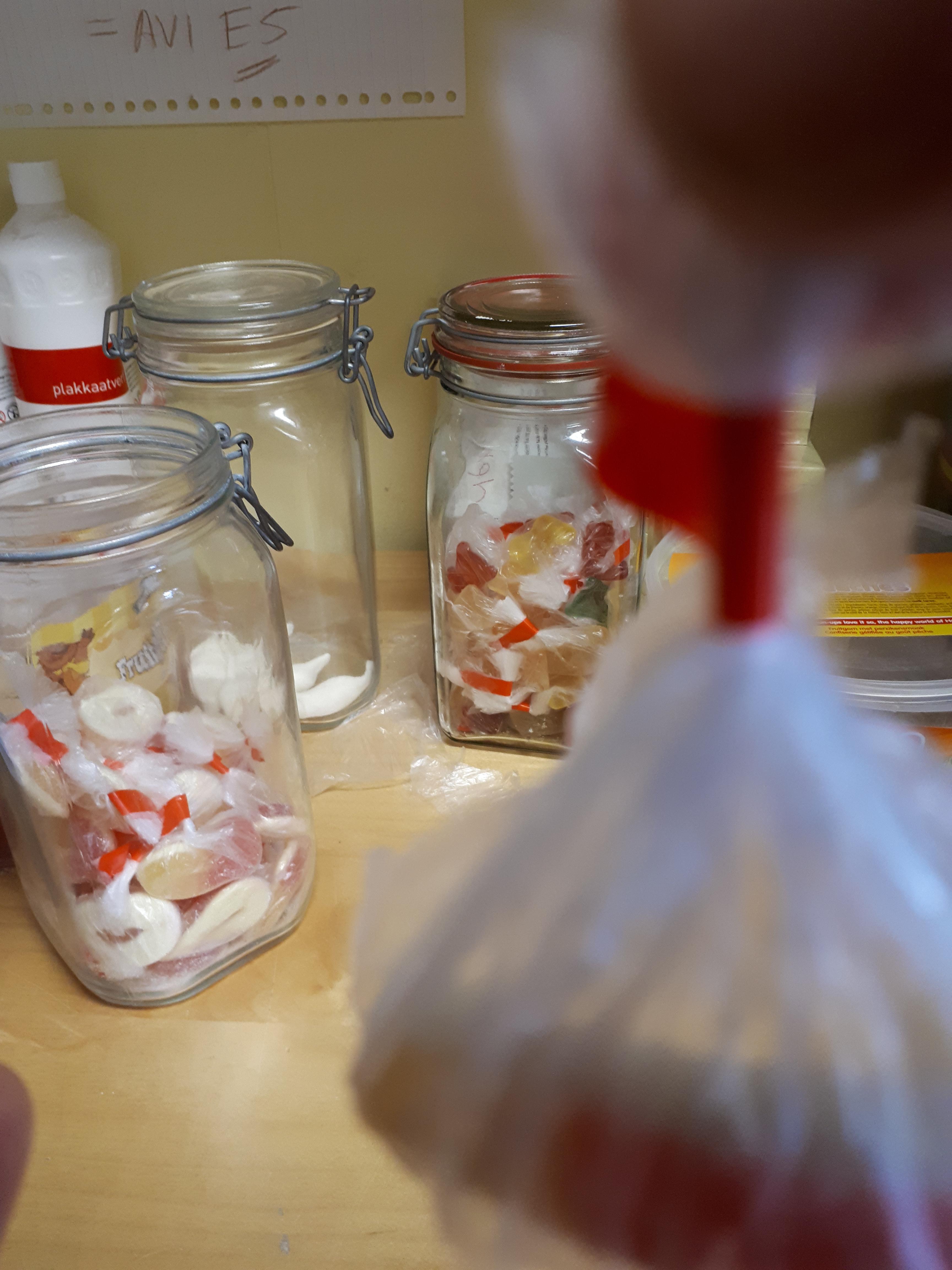 Gekleurde tape voor zakkensluiter gebruik: Snoepjes inpakken voor schooltractaties