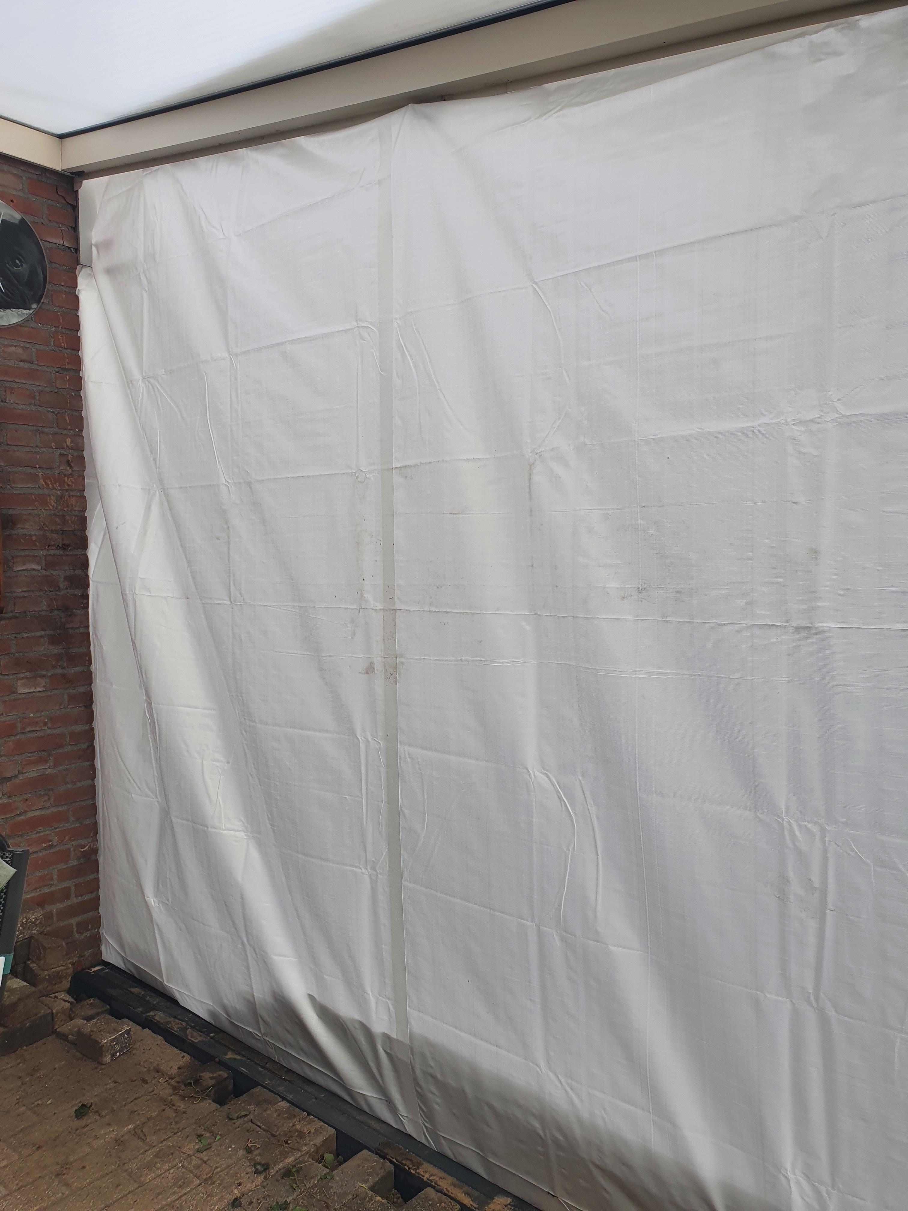 Afdekzeil wit zwaar (250gr/m²) gebruik: Zijkant van veranda dichtgemaakt