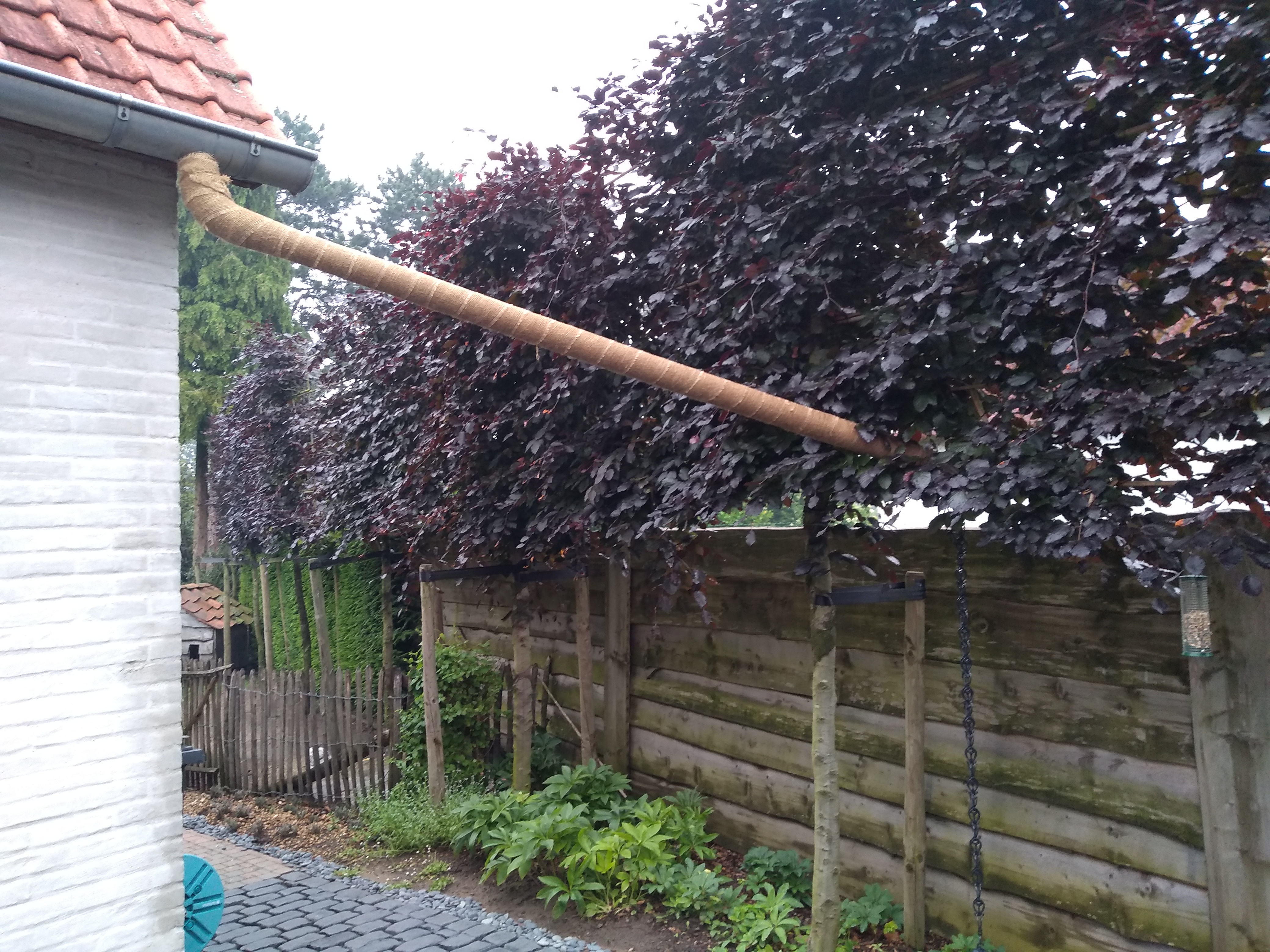 Jute band voor boombescherming op rol gebruik: Decoratief rond afgeleide regenpijp om hemelwater in de tuin te geleiden.