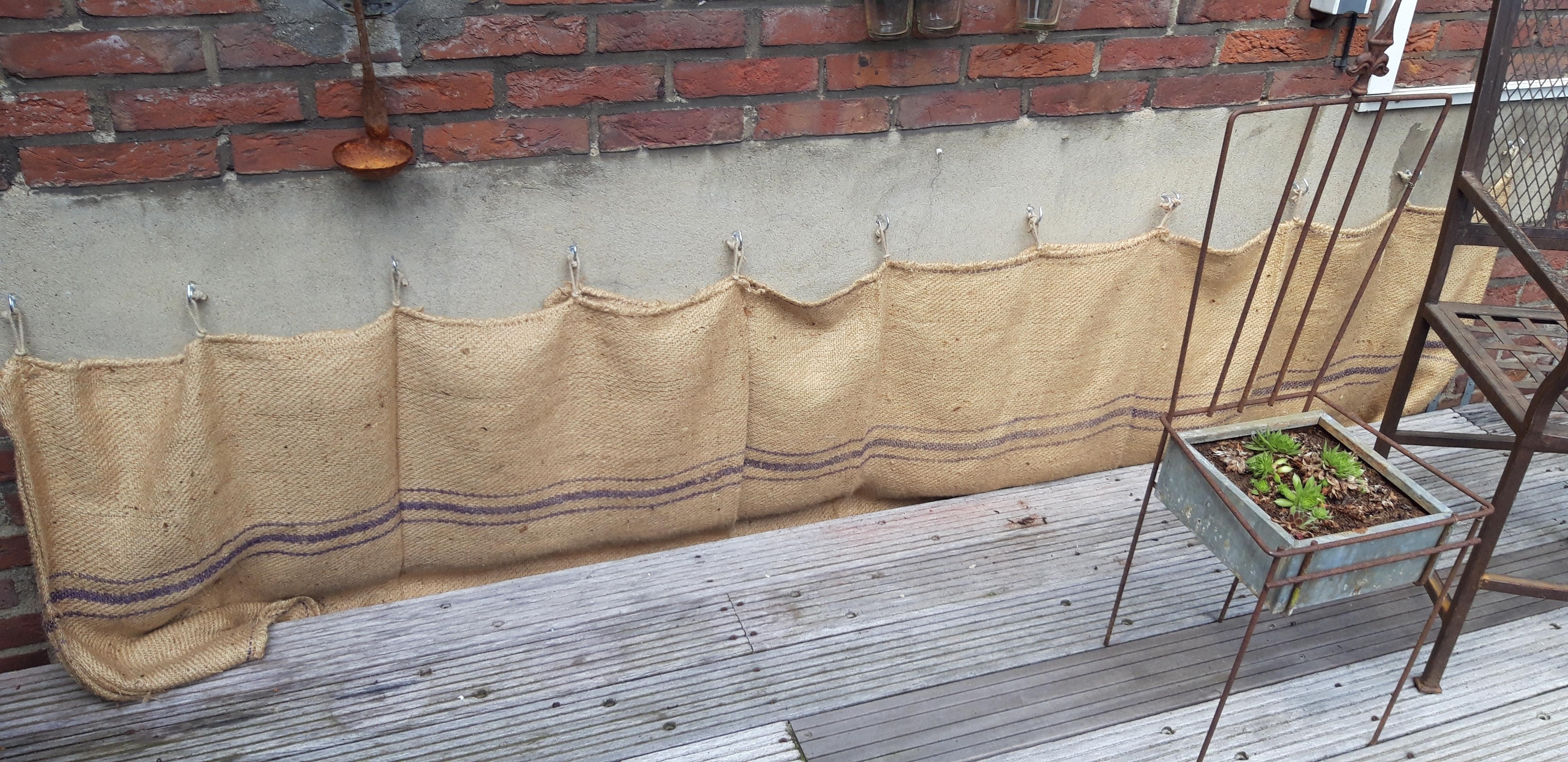 Jute zakken 67 x 112 cm extra zware kwaliteit gebruik: Voor een raam tegen de zon, lussen van touw er aan gemaakt. 