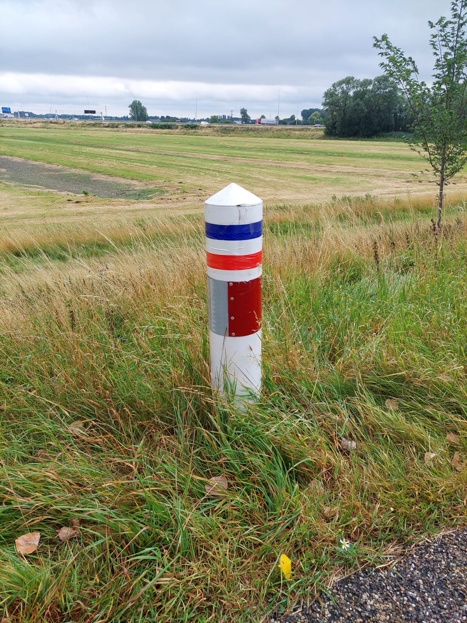 Rood wit blauw afzetlint gebruik: Om de boeren te ondersteunen, hang het op z'n kop aan de openbare weg