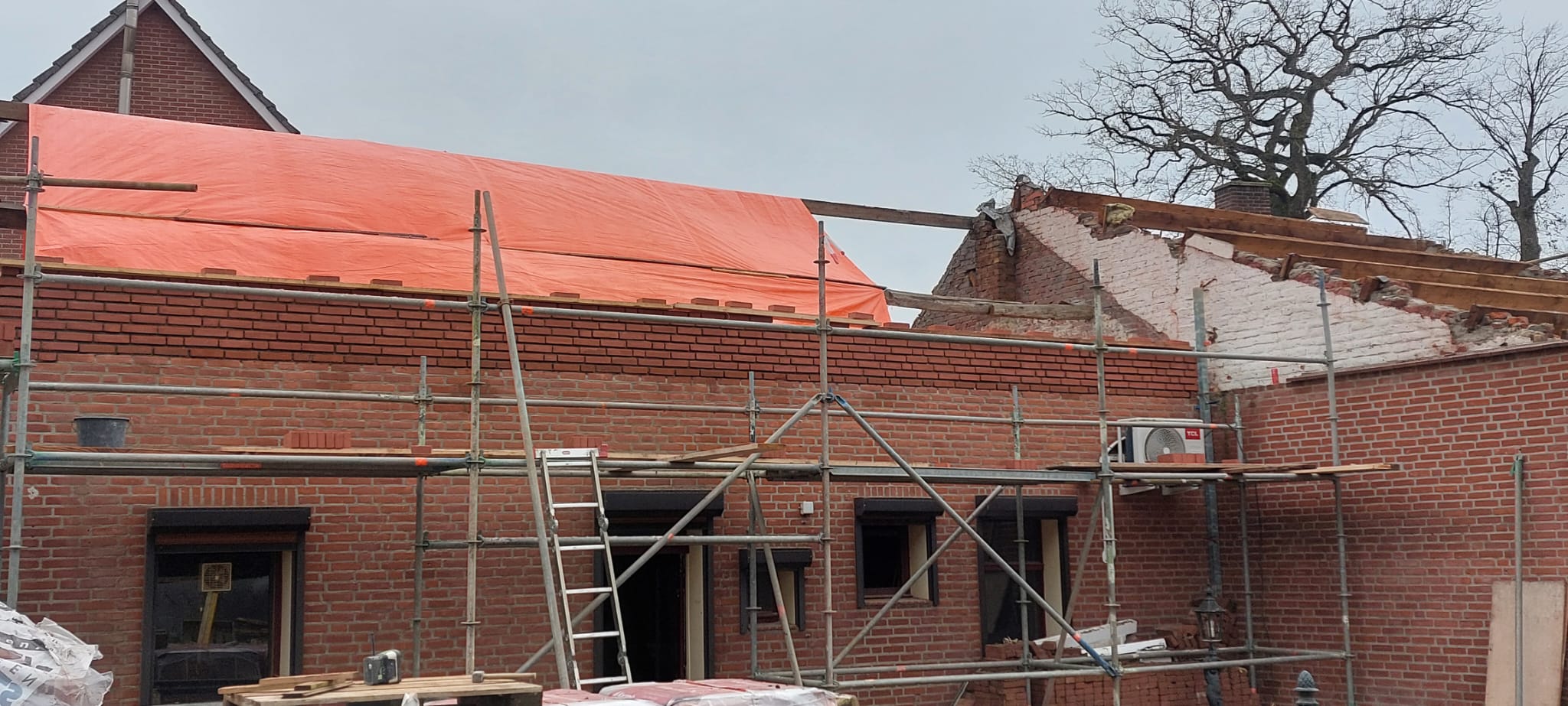 Afdekzeil blauw standaard (150gr/m²) gebruik: Om dak af te dekken tijdens bouw. 